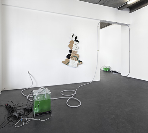Daniel Keller, Kai ♥ Dalston Bushwick (2015). Exhibition view. Right to left- 'Onanet Spirulina 1' (2015), 'Stack Relief (Dalston Kutcher)' 2015. Courtesy Kraupa­Tuskany Zeidler, Berlin.